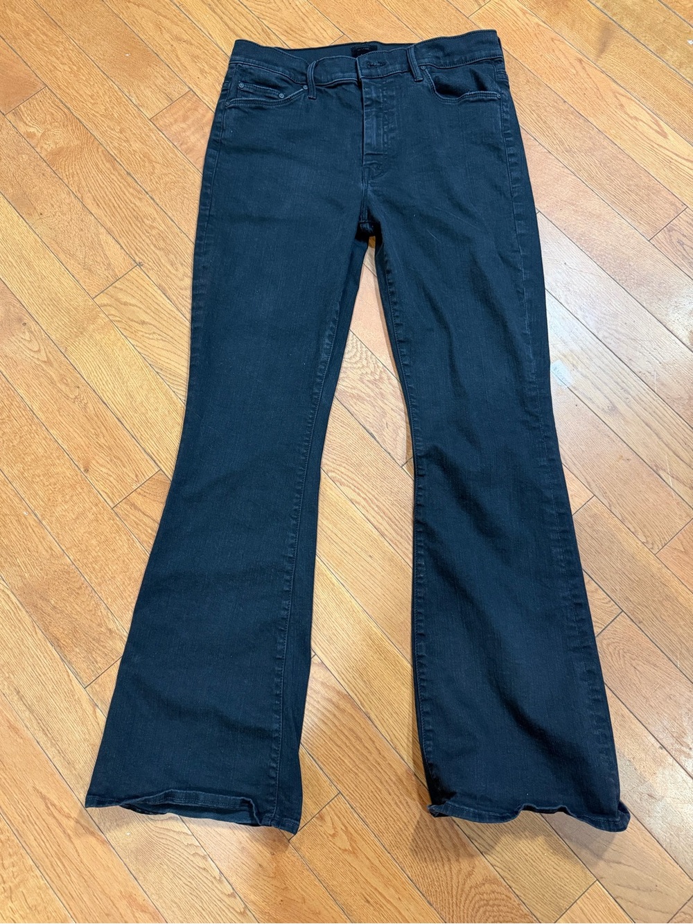 MOTHER Denim The Weekender Flare Jeans in Not Guilty Black Size 31